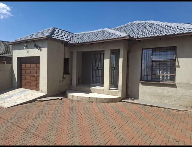 3 BEDROOM FREEHOLD FOR SALE IN CLAYVILLE